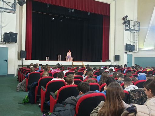 Al teatro "Giletti" il pubblico sono gli studenti della scuola di Mosso