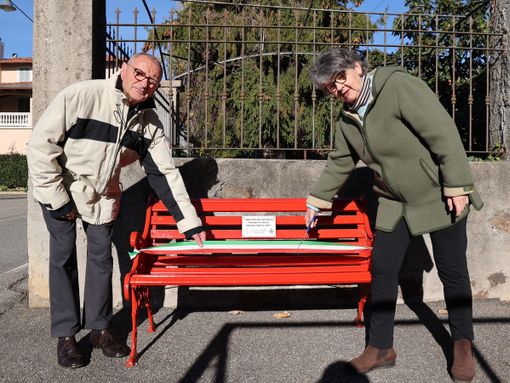 Anche a Sostegno una panchina rossa contro la violenza sulle donne