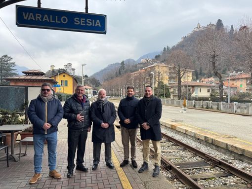 Nella foto da sinistra: Andrea Cocchi per il Comune di Alagna Valsesia, il sindaco Pietro Bondetti, il Presidente Onorario di Arenaways Giuseppe Arena, il Presidente dell’Unione Montana dei Comuni della Valsesia Francesco Pietrasanta e il Vice Sindaco di Varallo Eraldo Botta Nella foto da sinistra: Andrea Cocchi per il Comune di Alagna Valsesia, il sindaco Pietro Bondetti, il Presidente Onorario di Arenaways Giuseppe Arena, il Presidente dell’Unione Montana dei Comuni della Valsesia Francesco Pietrasanta e il Vice Sindaco di Varallo Eraldo Botta