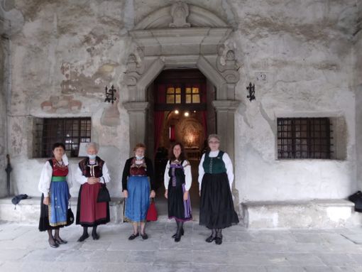 Le donne in abito tradizionale alla chiesa San Marco Le donne in abito tradizionale alla chiesa San Marco