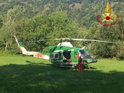 Escursionista bloccato su un sentiero a Scopa, recuperato dall'elicottero dei Vigili del Fuoco