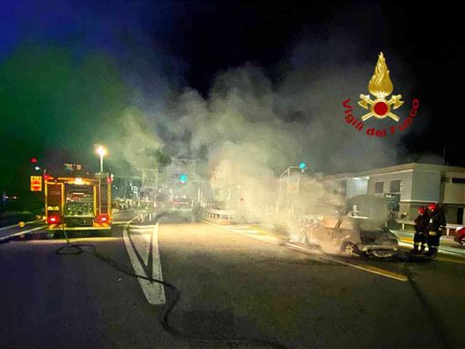 Auto in fiamme al casello di Carisio, FOTO