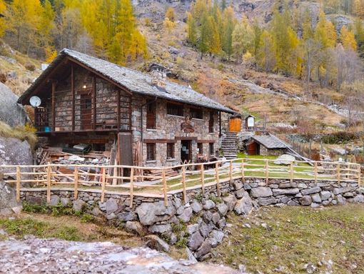 Rinnovata la staccionata della Casa del Parco Alpe Fum Bitz: più sicurezza e armonia paesaggistica