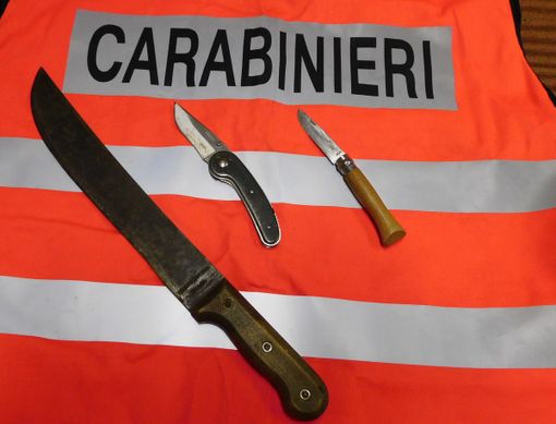 Borgosesia: per strada con tre coltelli, denunciate due persone