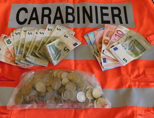 Borgosesia, sfondano a calci la porta del bar e portano via il denaro dalla cassa Borgosesia, sfondano a calci la porta del bar e portano via il denaro dalla cassa