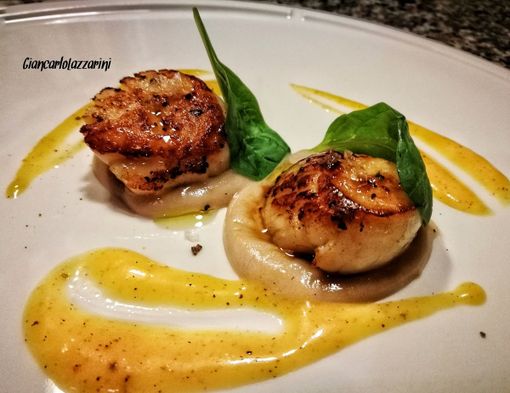 Ricetta: Capesante su crema di castagne, foglie di spinacino e salsa di cachi