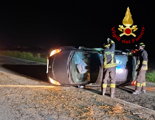 Auto si ribalta sul fianco, conducente in ospedale