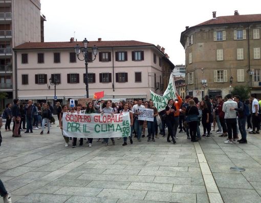 Borgosesia, I ragazzi: "Ecco perchè venerdì siamo scesi in piazza"