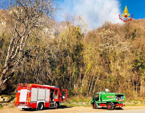 Incendio di sterpaglie a Civiasco, in azione Vigili del Fuoco e AIB