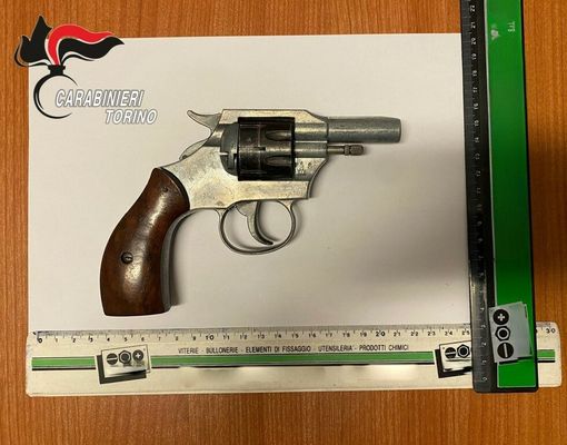 Dal Nord-ovest: litiga per un parcheggio e minaccia di morte la vicina con un revolver alla fronte Dal Nord-ovest: litiga per un parcheggio e minaccia di morte la vicina con un revolver alla fronte