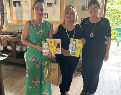 Valduggia, arte in dialogo: inaugurata la mostra di sculture e vetrofusioni al Museo delle Campane