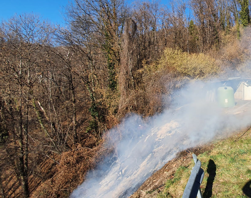 Coggiola, ancora sterpaglie a fuoco: incendio sulla strada per l’Alpe Noveis