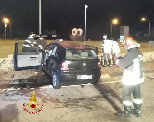 Schianto nella notte contro il muro di una rotonda, donna in ospedale