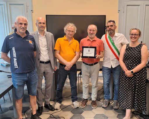 20 anni di Trivero Basket, il Comune consegna una targa al merito (foto dalla pagina Facebook del comune di Valdilana)