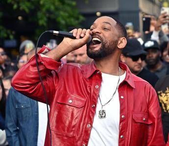 Will Smith sorprende Londra, canta i suoi successi in uno show in strada - Video