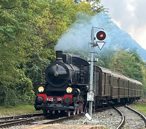 Il passaggio del treno storico conquista i visitatori nella vicina Valsesia (servizio di Ermanno Orsi)