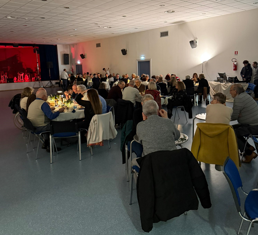 Tavolate piene e musica folk: a Pray una cena dedicata a Sant’Antonio Abate (foto di Pro Loco Pray)