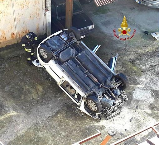 Varallo: auto esce di strada e fa un volo di 6 metri Varallo: auto esce di strada e fa un volo di 6 metri