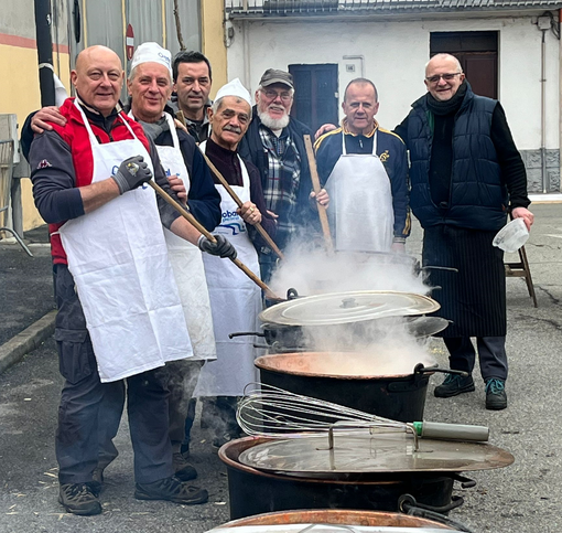 Crevacuore celebra la tradizione, in piazza quasi 280 porzioni di polenta e tapulone (foto di Ermanno Orsi) Crevacuore celebra la tradizione, in piazza quasi 280 porzioni di polenta e tapulone (foto di Ermanno Orsi)