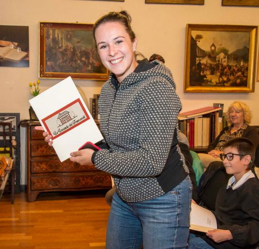 Varallo, biblioteca: Consegnato un libro singolare: “C’era una volta la locanda dei Franceschi”