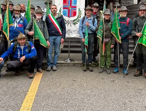 Valdilana accoglie gli Alpini della "Valsesiana" in marcia verso l’Adunata di Biella (foto dalla pagina Facebook di Comune di Valdilana) Valdilana accoglie gli Alpini della "Valsesiana" in marcia verso l’Adunata di Biella (foto dalla pagina Facebook di Comune di Valdilana)