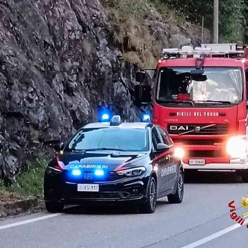 Caduta di un masso sulla SP299 strada per Alagna , intervengono i Vigili del Fuoco