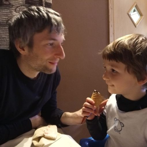Crea gioco da tavolo e diventa padre per la seconda volta, la storia di Simone: “Una coincidenza che rende felici”