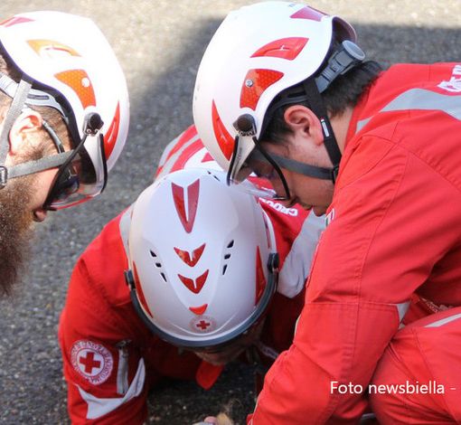 Fuori strada con l'auto, donna in codice rosso