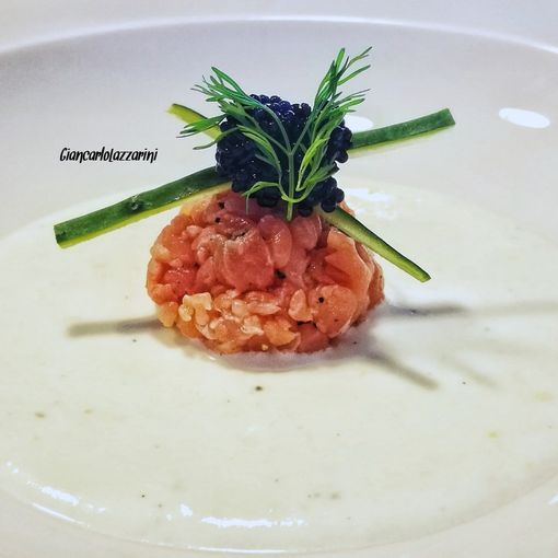 Ricetta: Tzatziki cremoso al limone, salmone affumicato e uova di lompo