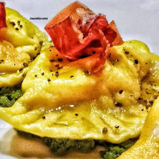 Ricetta: Mezzelune ripiene con capasanta e burrata su crema di basilico e ciuffetti di prosciutto crudo