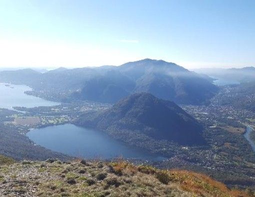 I laghi Maggiore ed Orta dalla vetta del Faiè (ph. Mauro Carlesso)