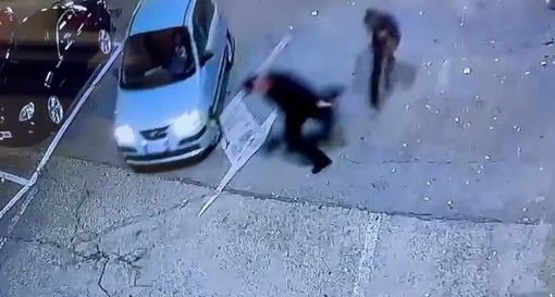 Vercelli, accoltella l'addetto alla sicurezza: caccia all'aggressore.