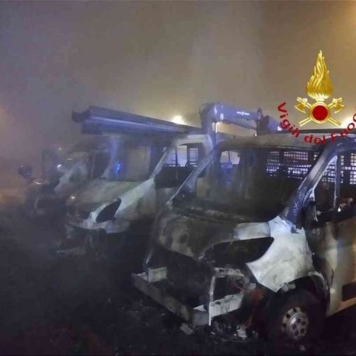Tre furgoni e uno scooter in fiamme: incendio in via Bezzecca a Vercelli
