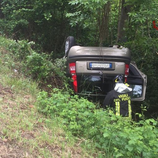 Paura in Valsessera, auto finisce fuori strada