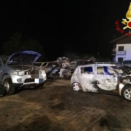Grosso incendio coinvolge 4 autovetture parcheggiate. Indagini in corso