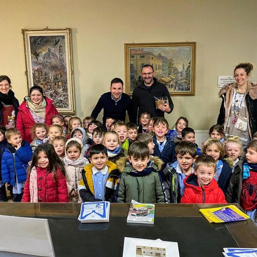 Gattinara, i bimbi dell’Asilo Patriarca in Comune per la firma di “carte d’identità” speciali