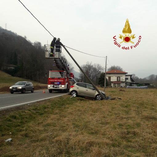 Auto finisce fuori strada e abbatte un palo della luce