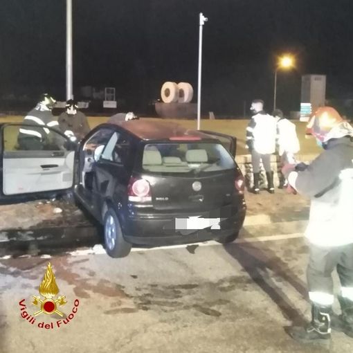 Schianto nella notte contro il muro di una rotonda, donna in ospedale