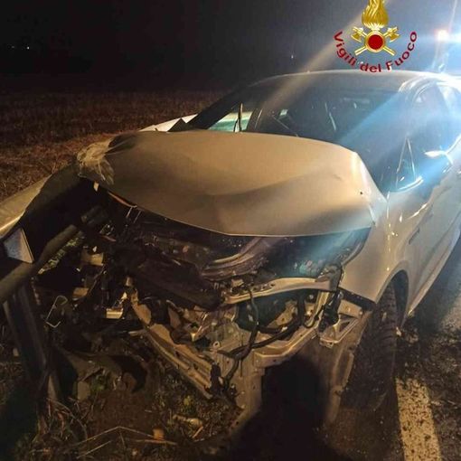 Desana, incidente stradale nella notte. Estratte 4 persone dall'abitacolo