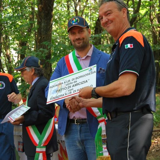 In primo piano Tiziano Bonato con il sindaco di Borgosesia Paolo Tiramani