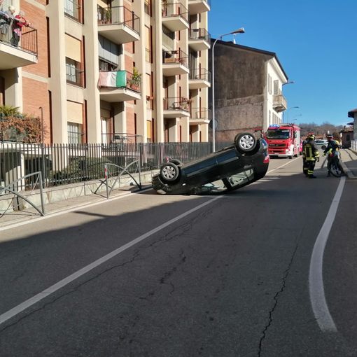 Borgosesia: Auto urta un parapedoni e si ribalta