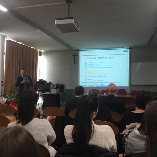 Conferenza all’Istituto Ferrari-Mercurino: competenze digitali e scientifiche in ambito europeo FOTO