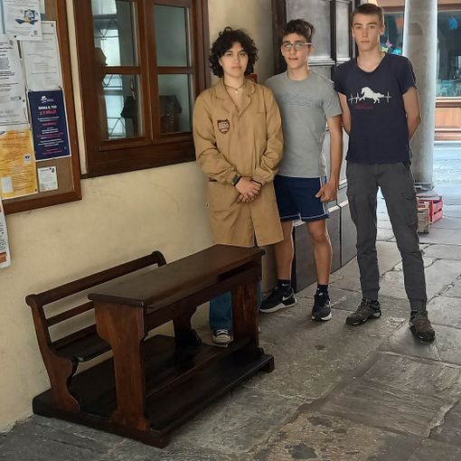 Varallo, biblioteca: Gli allievi della scuola restaurano un antico banco scolastico