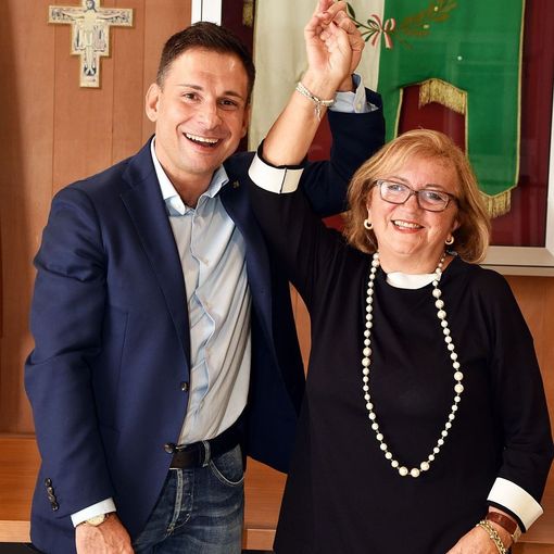 La neo eletta Maria Vittoria Casazza con il sidnaco uscente Daniele Baglione