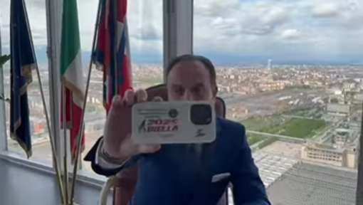Alpini, una cover sull'Adunata 2025 a Biella in dono al presidente della Regione Cirio.
