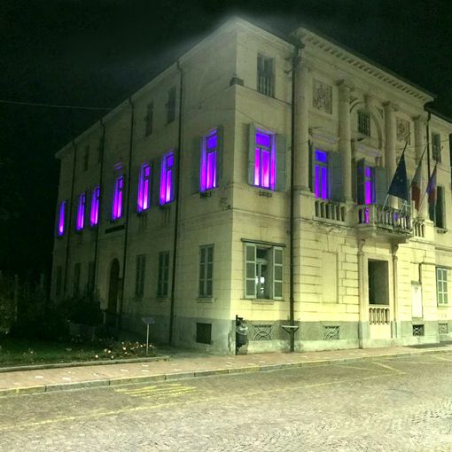 Il Comune di Gattinara si è illuminato di viola contro il tumore al pancreas
