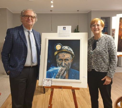 Gli iper-realistici volti dell'artista Giannina Gobatto in mostra presso la Residenza Paradiso di Gattinara
