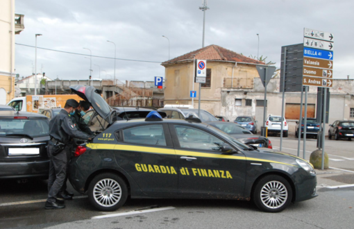 Scoperta un'autofficina abusiva: attrezzature sequestrate e guai per il titolare.