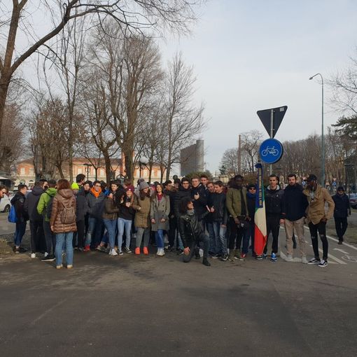 IIS Lancia, studenti sfilano contro il (cyber)bullismo