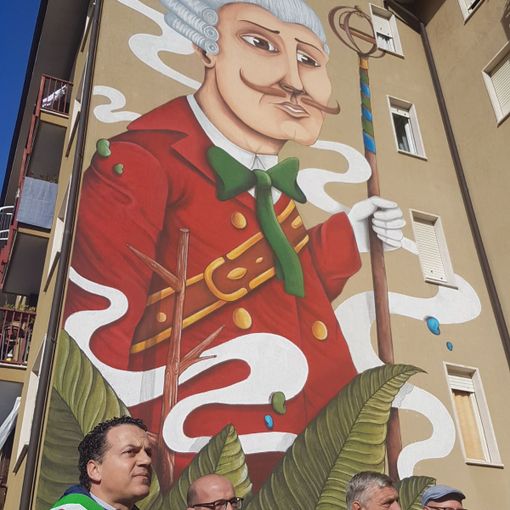 A Varallo inaugurato il murales sulla palazzina ATC